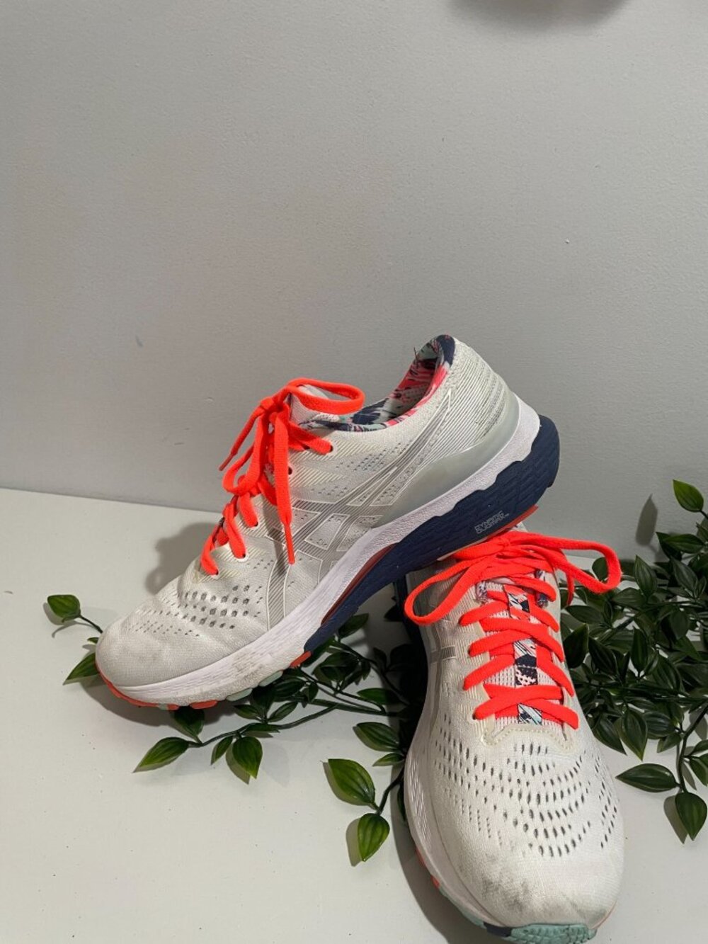 Asics Womens Gel-Kayano 28 Running Shoes US 9.5 White & Neon Orange FF Blast